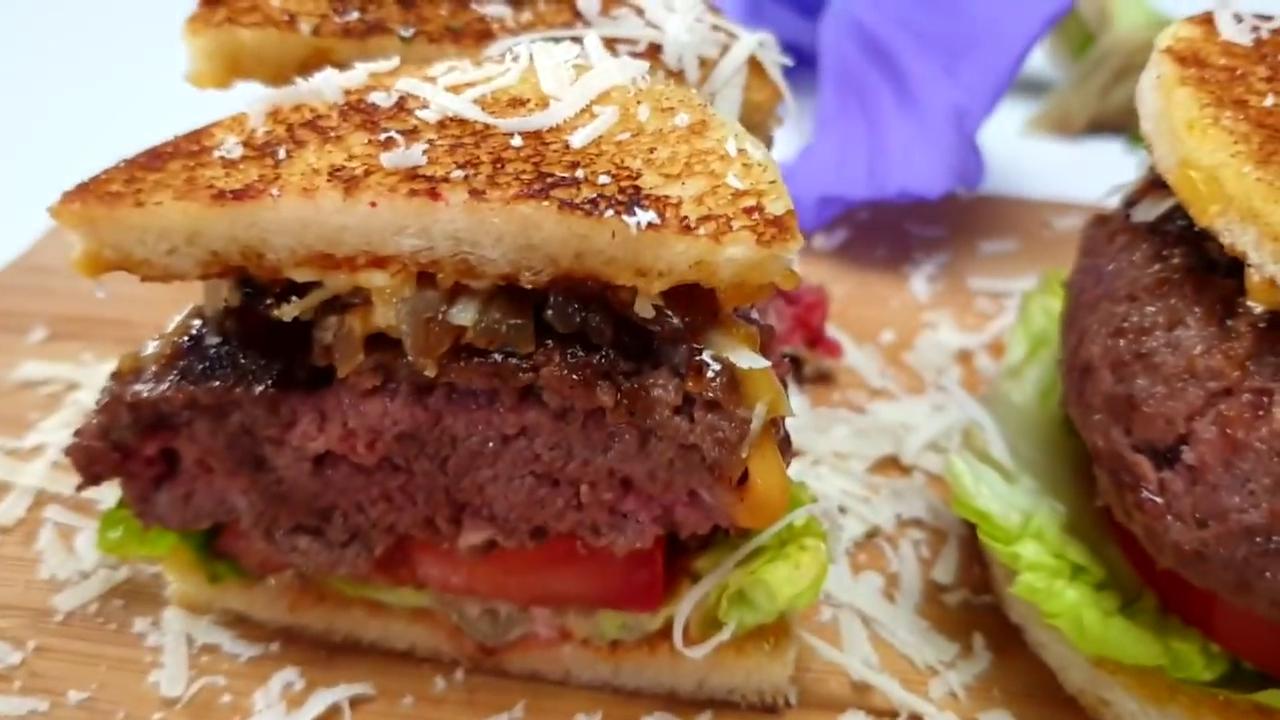 burger de boeuf et fraises